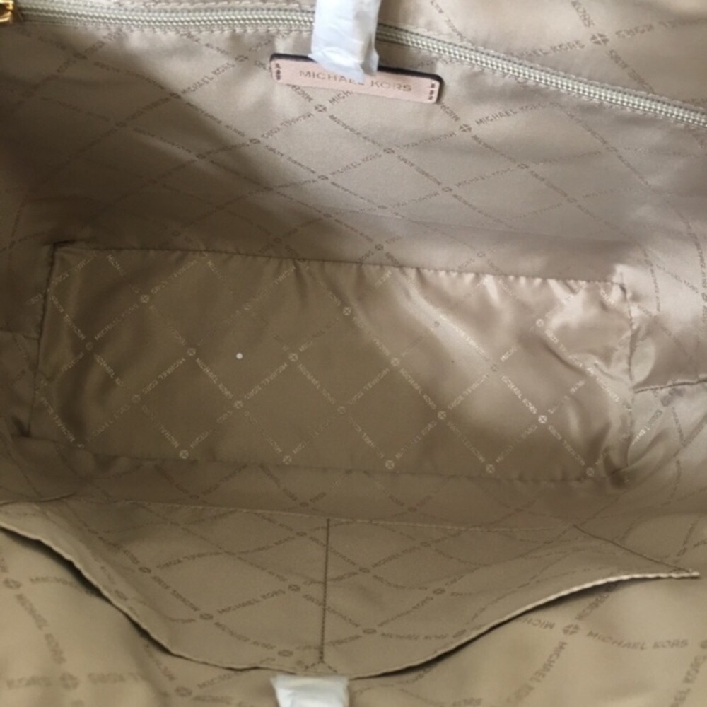 Michael kors medium carryall tote& matching wallet - Picture 7 of 8